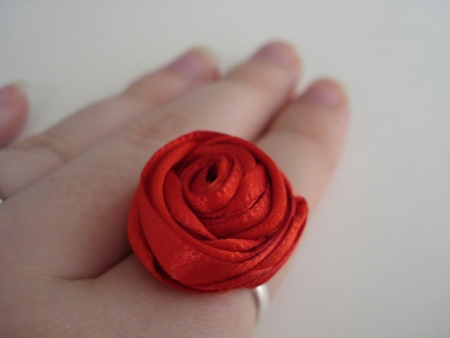 Cách làm nhẫn hoa hồng cực nhanh bằng ruy băng