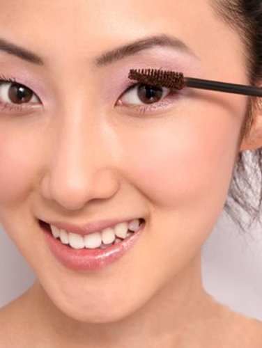Cách chải mascara cho mắt một mí 2