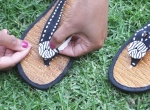 Cách tạo đôi xăng-đan từ dép tông 5