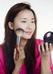 Cách trang điểm cho khuôn mặt tròn 3