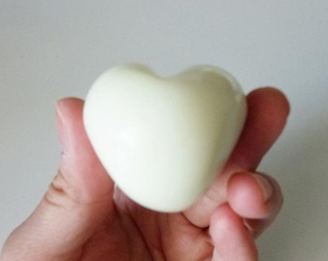 Cách tạo quả trứng gà luộc hình trái tim 5