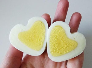 Cách tạo quả trứng gà luộc hình trái tim 6