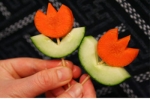 Cặp đôi hoàn hảo 2011 thumb cach tia hoa tulip tu dua leo va ca rot 1 4 Cách tỉa hoa Tulip từ dưa leo và cà rốt