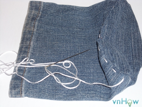 Cách làm chiếc túi nhỏ xinh từ quần Jean cũ 3