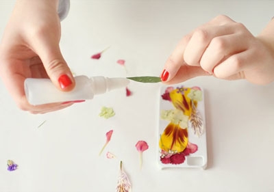 Cách trang trí vỏ iPhone tuyệt đẹp với hoa lá 2