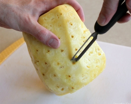 Cách cắt dứa kiểu hạt lựu 4